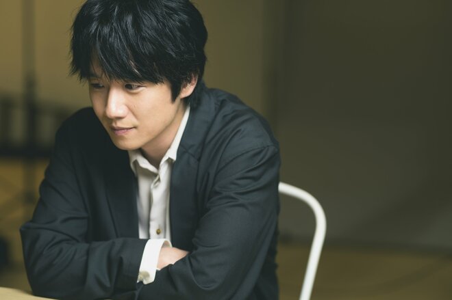 風間俊介　撮影／冨田望　ヘアメイク／清家いずみ　スタイリスト／手塚陽介（4/10）