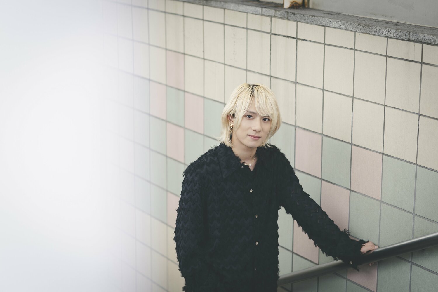 2.5次元俳優・永田聖一朗、SNSフォロワー6割が男性の理由と『仮面ライダーガッチャード』への特別な思い語る「あの時間しか流れていない空気が