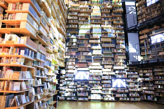 プロジェクション・マッピングで大きな｢本」の字が映し出された。角川武蔵野ミュージアム「本棚劇場｣で鑑賞することができる。撮影／小島愛子（2/2）