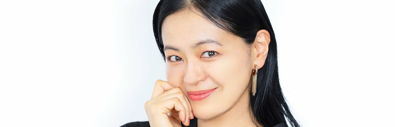｢初めてではなかった｣黒谷友香が明かす初主演作での大胆な挑戦。デビュー30年の最新作『月の犬』で提案した妖艶な衣装と、人生を変えた恩師}