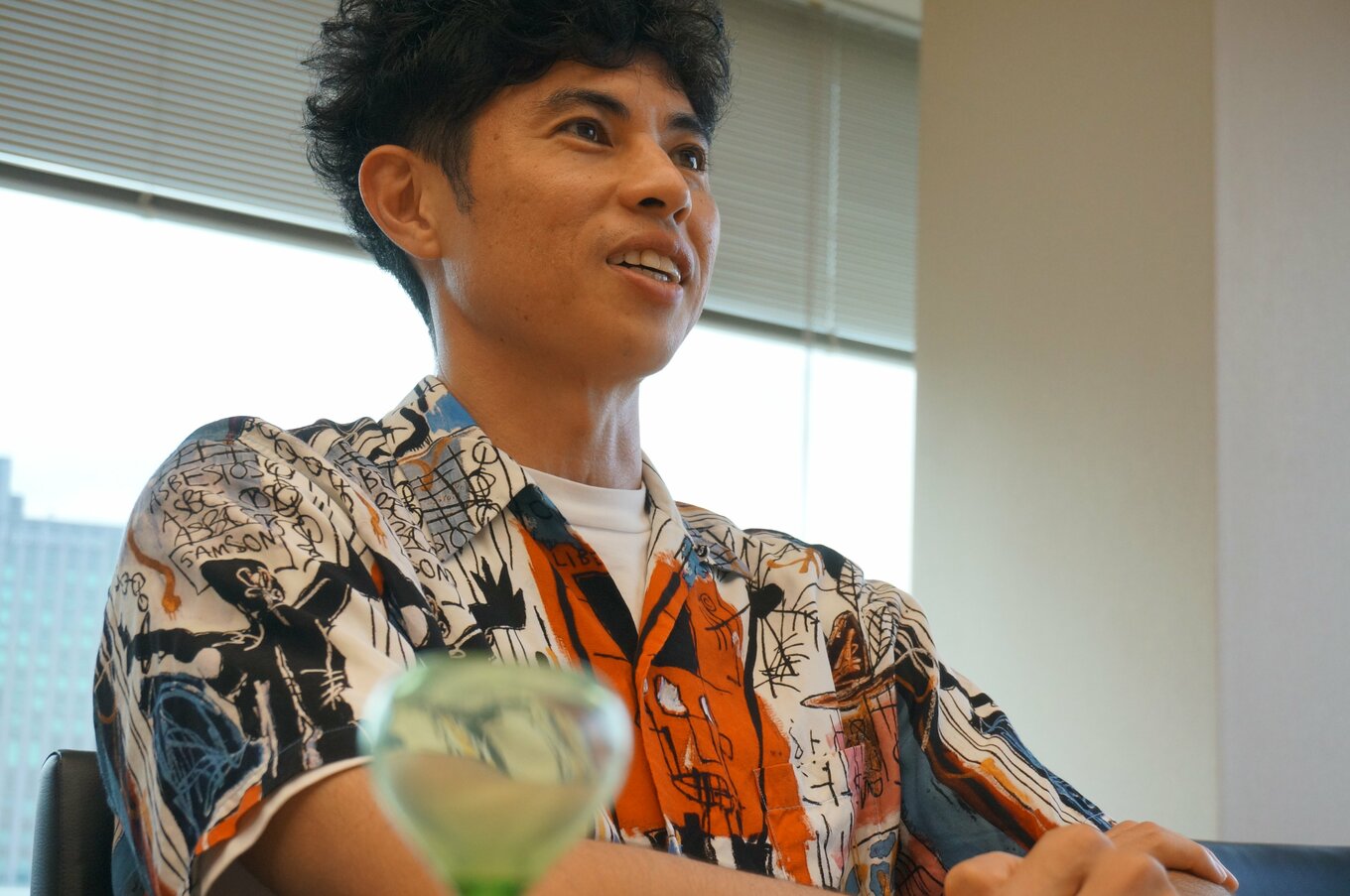 小島よしお「止まったら死ぬマグロのような生活でした」結婚がきっかけだった「健康リスクの回避」とソファーで過ごす時間|概要|インタビューサイト