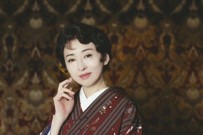 松雪泰子　撮影／有坂政晴　ヘアメイク／中野明海　衣装／舞台衣装（8/10）