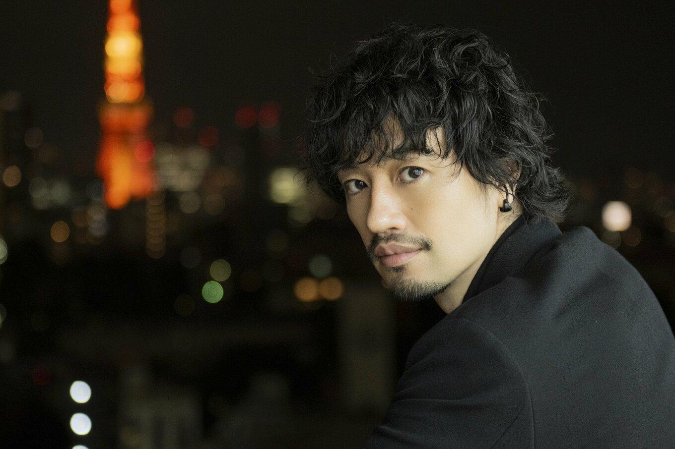 斎藤工「“普通にしていると消えちゃう”という未来に怯えて、何年もやっている」唯一無二の存在感を支える“筋力”｜概要｜インタビューサイト 双葉社 THE CHANGE