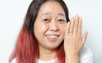 小池百合子のモノマネでブレイク！芸人・八幡カオルが50歳目前で結婚した理由「陽が当たらない、このワンルームで年を取っていっていいのか」