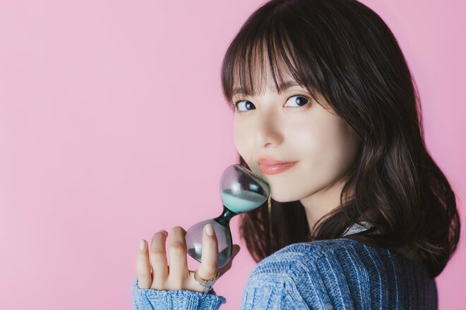 齋藤飛鳥　撮影／有坂政晴　ヘアメイク／猪股真衣子（TRON）　スタイリスト／市野沢祐大（TEN10）（2/9）
