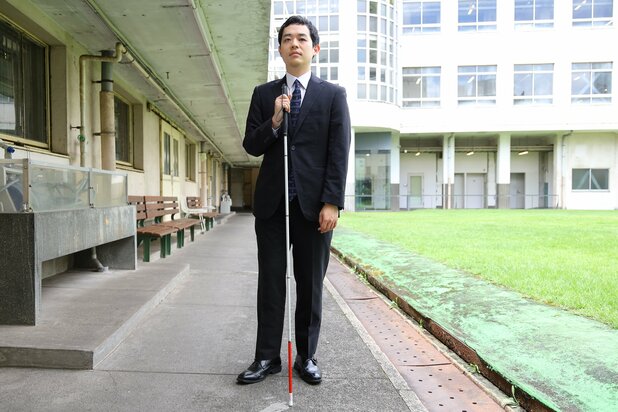 先天性の視覚障害を持つ濱田祐太郎がピン芸人を目指した理由とは？「目が見えてないことははずせないので、その中で起きた面白いことを喋ればいい」}