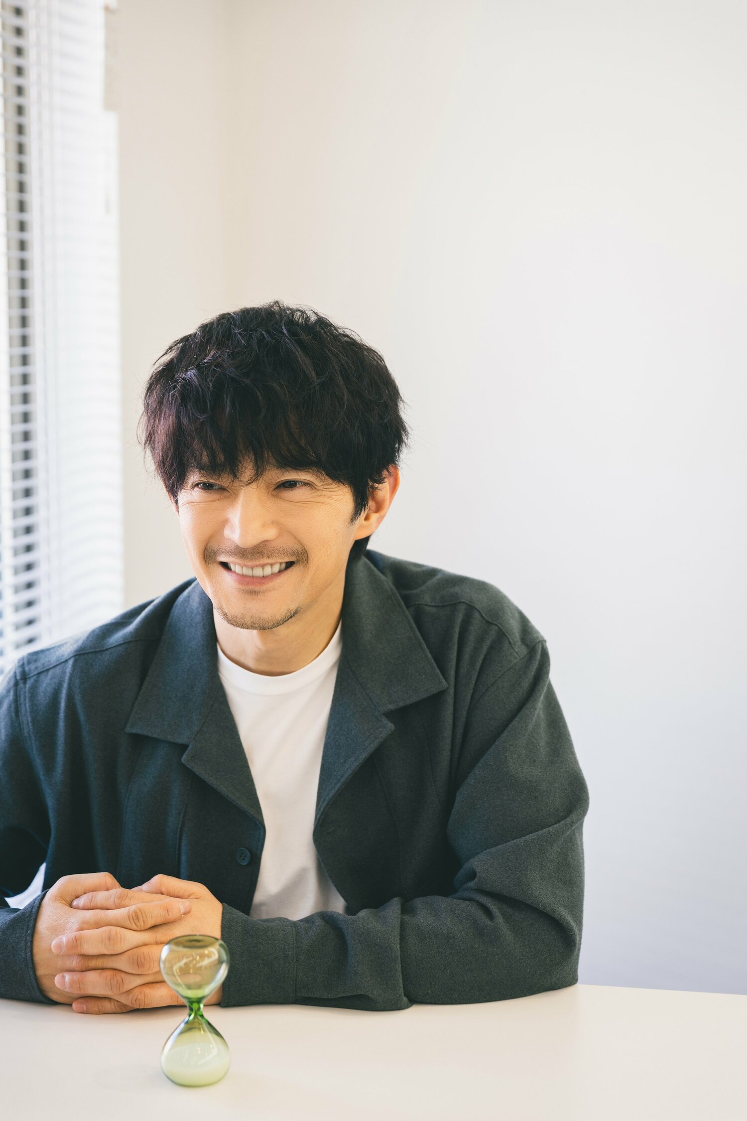 津田健次郎「舞台も映像も、アニメーションも洋画の吹き替えも、ジャンルで線を引いてはいない」そもそも「声優という発想はなかった」という“イケボ