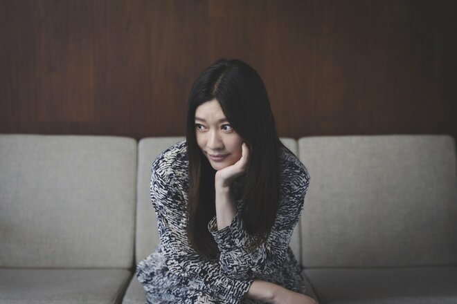 篠原涼子　撮影／有坂政晴　スタイリスト／ゴウダアツコ　ヘアメイク／岡野瑞恵（2/2）