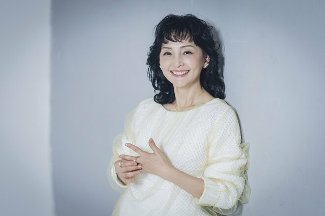 南果歩　撮影／有坂政晴　ヘアメイク／黒田啓蔵（K-Three）　スタイリスト／坂本久仁子（9/10）