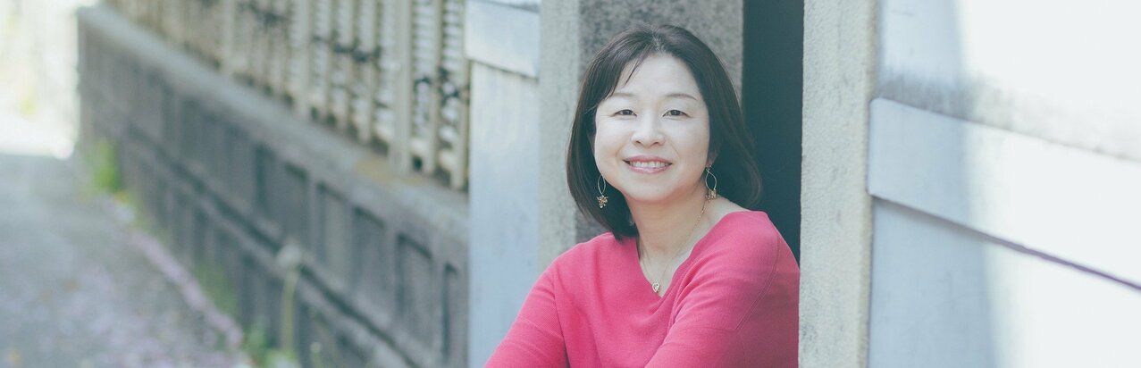 小説家・藤岡陽子が語るデビューまでの紆余曲折、留学、結婚、出産を経て34歳で看護師に！転機は編集者から届いた1枚の葉書「夢に繋がっていった瞬間でした」}