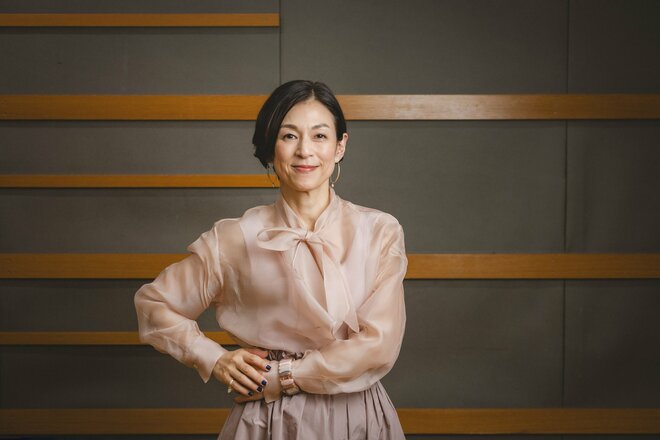 鈴木保奈美　撮影／有坂政晴　ヘアメイク／福沢京子　スタイリスト／犬走比佐乃（2/10）