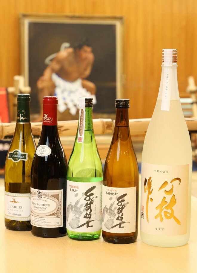 大の美食家・九重親方が愛した絶品ツマミと“ちゃんこ”に合うお酒　アルコールの種類も豊富だ。「心技体」（純米吟醸＝１合1380円）、「千代の富士」（麦焼酎、芋焼酎＝グラス580円）などの他に、各種酎ハイ、サワーなどもある。「白ワインはウチの店のちゃんこ鍋によく合うんですよ」（秋元さん） 白ワイン｢シャブリ　ラ・ピエレレ｣(１本6400円)。赤ワイン｢ブルゴーニュ　ピノ・ノワール」(１本8200円)など各種。撮影／松田嘉徳（5/5）