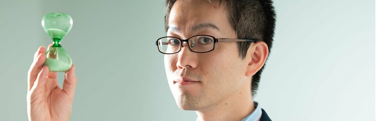 初応募でいきなりデビューは想定外!?『へぼ侍』で松本清張賞、『インビジブル』で大藪春彦賞、『渚の螢火』は高橋一生主演でドラマ化！時代の転換点を描き続ける作家・坂上泉のTHE CHANGE}