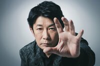 『箱男』永瀬正敏「いまってこの箱(スマホ)の中の世界を当たり前に生きてますよね」企画立上げから27年、あらためて感じた安部公房の世界観のすごさとは?