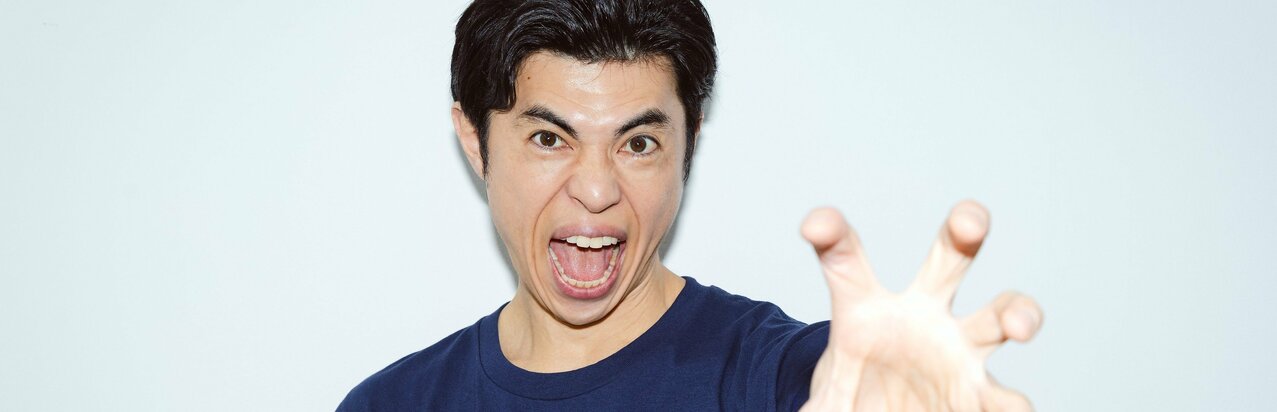 小島よしお｢コミュ力がバグっていた｣小学生時代、新作アニメ映画の声優挑戦で思い出した過剰な“小島義雄クン”と明るいキャラの背景}