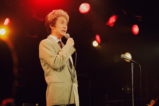 友田オレ扮する演歌歌手・風間和彦（提供写真）（12/12）