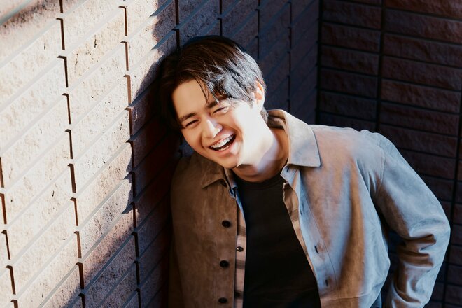 鈴鹿央士　撮影／松島豊　 ヘアメイク／宮本愛（yosine.）  スタイリスト／朝倉豊（10/10）