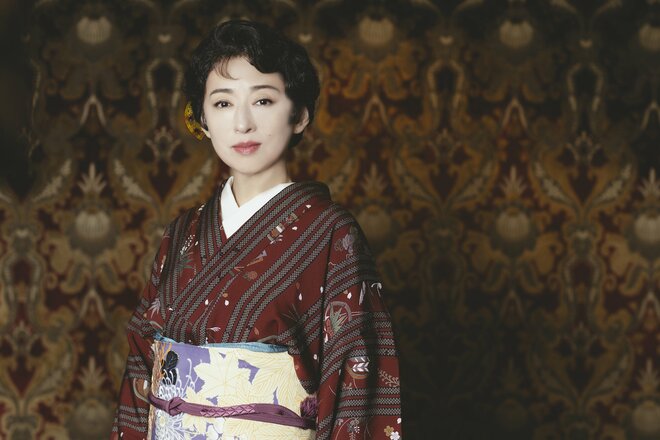 松雪泰子　撮影／有坂政晴　ヘアメイク／中野明海　衣装／舞台衣装（9/10）