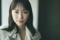 川栄李奈「雨穴さんは雨穴さんとして徹底されてました」映画『変な家』撮影現場でファンだった原作者と邂逅、舞台『千と千尋の神隠し』同世代で活躍するあの女優の存在