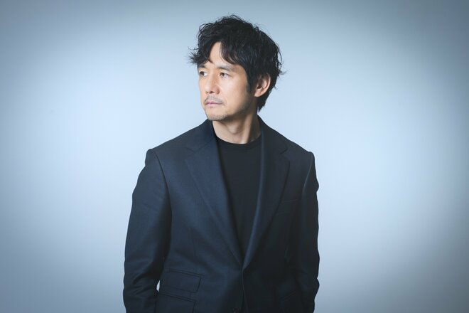 西島秀俊　撮影／有坂政晴　へメイク／亀田 雅　スタイリスト／オクトシヒロ（3/4）