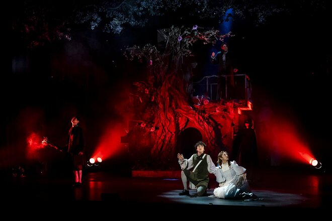 荘厳な世界観が伝わるワンシーン　撮影／松野葉子（4/10）