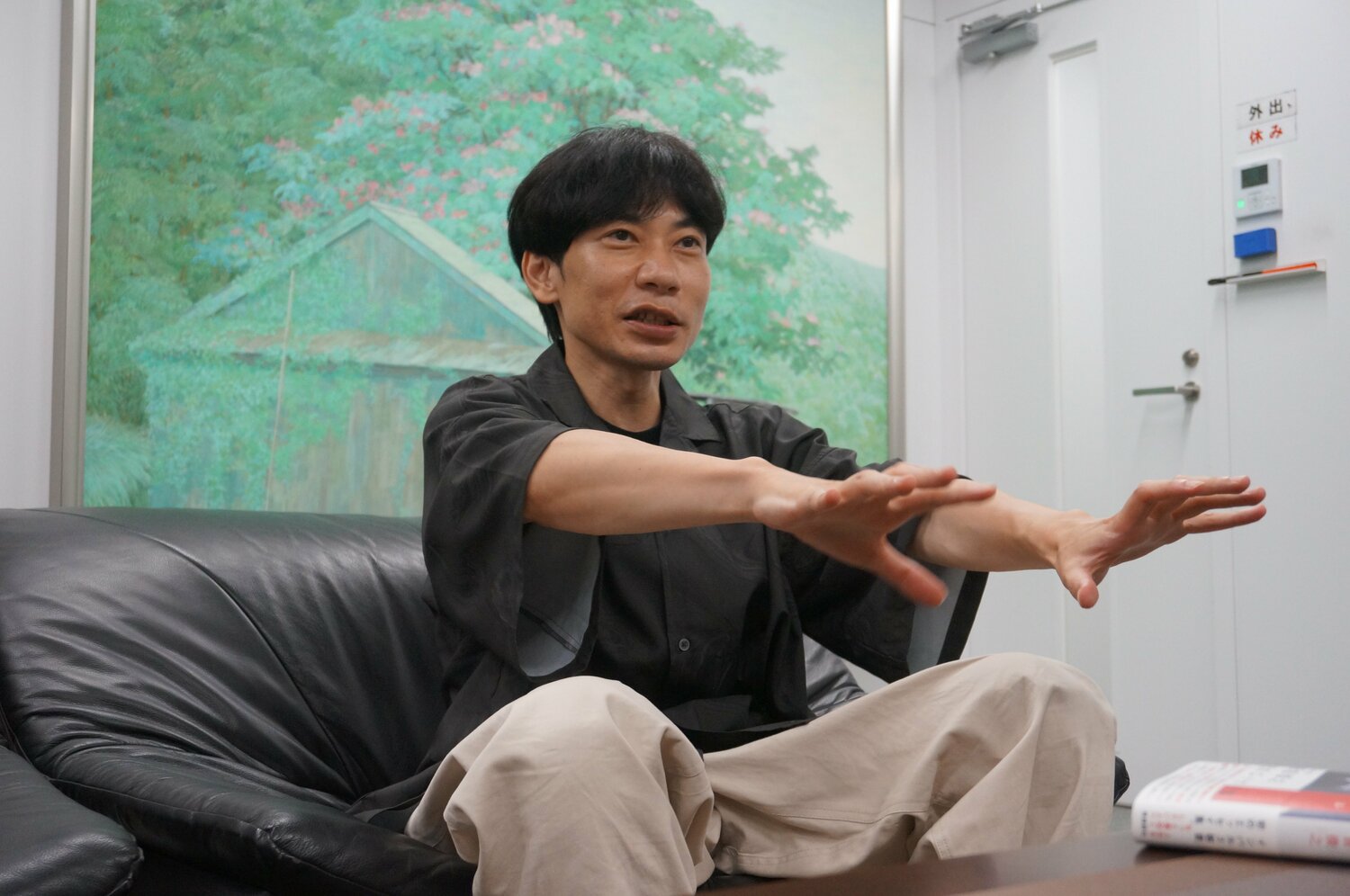 インパルス板倉俊之「最初の小説の登場人物の名前を三上にした理由」と「執筆の際のルーティーン」は?|オリジナル|インタビューサイト 双葉社