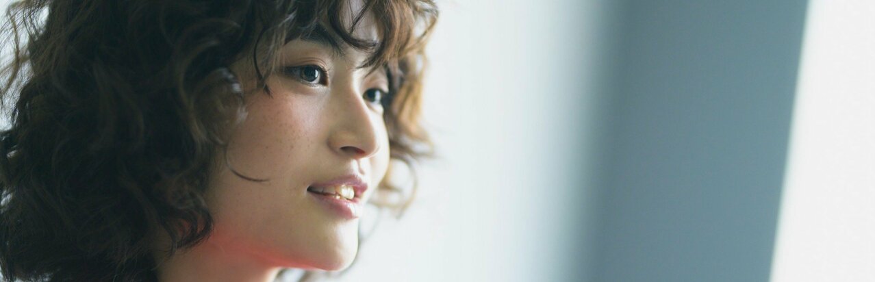 奥山葵「体を張ったシーンを演じるのも好き」ドラマ初主演『スクープのたまご』で共演の大倉空人（原因は自分にある。）と週刊誌の新人記者を熱演！　躍動する26歳のまっすぐな役者魂}