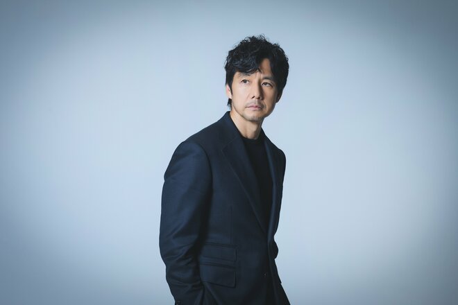 西島秀俊　撮影／有坂政晴　へメイク／亀田 雅　スタイリスト／オクトシヒロ（5/9）