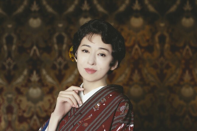松雪泰子　撮影／有坂政晴　ヘアメイク／中野明海　衣装／舞台衣装（2/10）