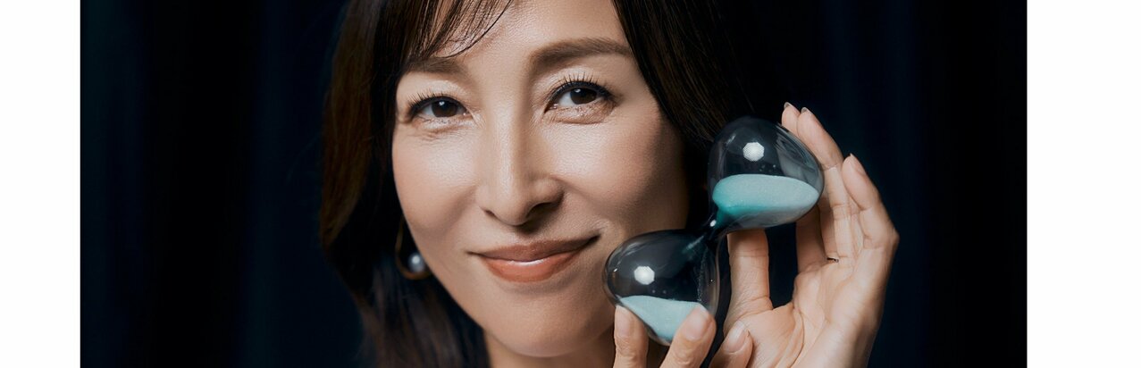 56歳の完璧プロポーション解禁！｢一度は断りました｣令和に復活かとうれいこが語る“27年ぶり”の写真集、｢半分ぐらいになっていました｣平成と違うグラビア撮影、お気に入りは…}