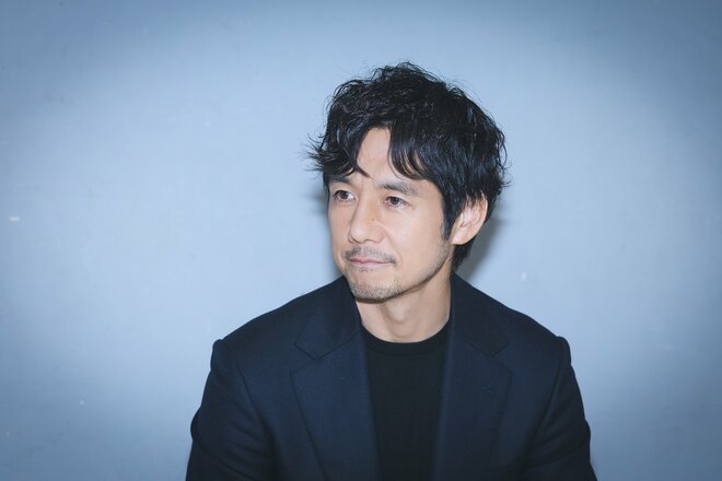 西島秀俊　撮影／有坂政晴　へメイク／亀田 雅　スタイリスト／オクトシヒロ（8/9）